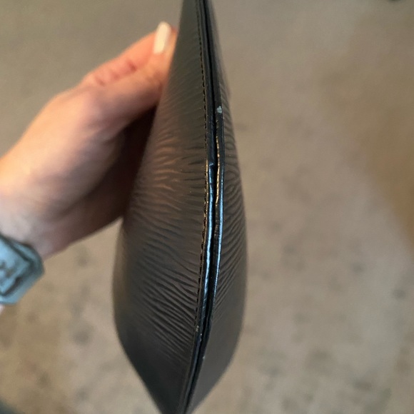 Authentic Louis Vuitton Epi Pochette with shoulder strap - Picture 8 of 13